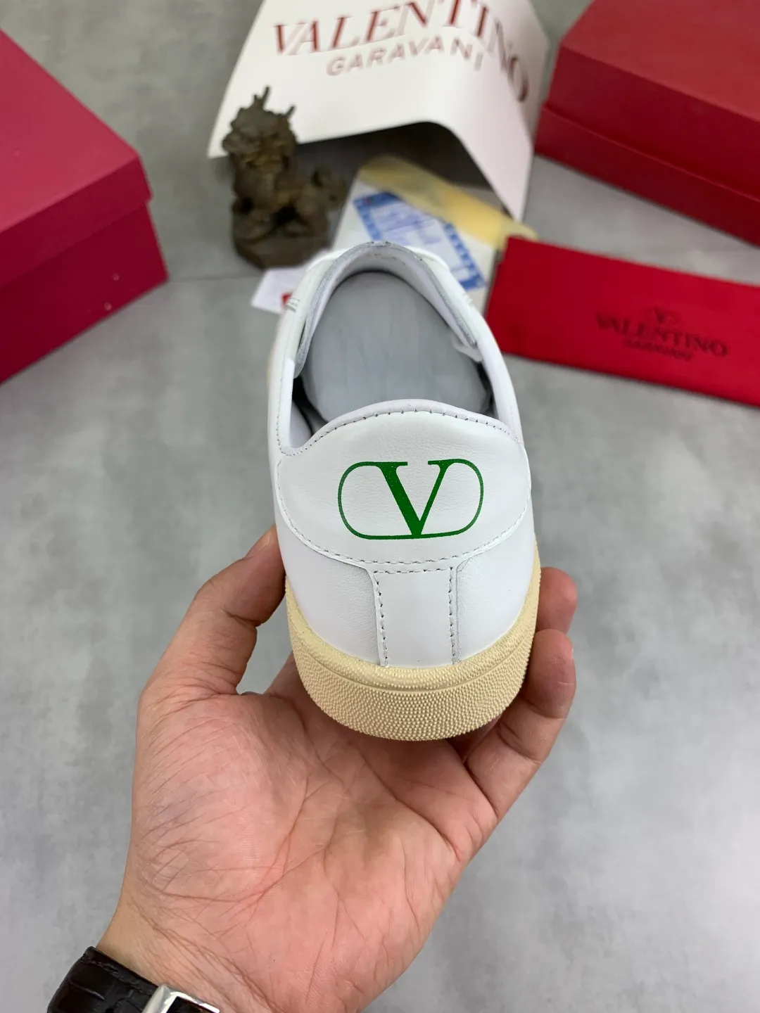 Men's men's shoes 💰P520 New style 💰 Top version Valentino Valentino 25/ Royco series Cherry 🍒Couple style Casual sneakers White shoes Original purchase and development Production Classic and timeless low-top sneakers outline a lazy silhouette, supplemented by low-key and restrained brand details, evolved into a must-have item in the wardrobe, comfortable and versatile!  ✔️Fabric: Original customized first-layer cowhide ✔️Inner lining: Imported breathable sheep lining ✔️Sole: Original molded anti-slip rubber material ✔️Size: 38-45